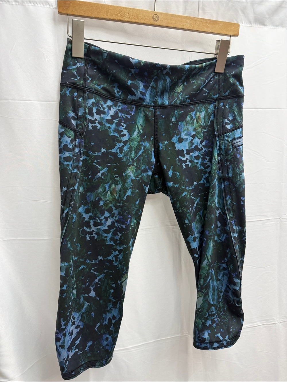 Lululemon yoga Blue-Green Printed Active Capri Pants
